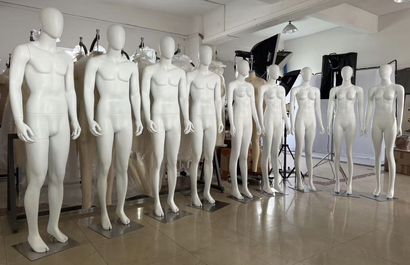 Female Mannequins 女裝噴漆模特兒